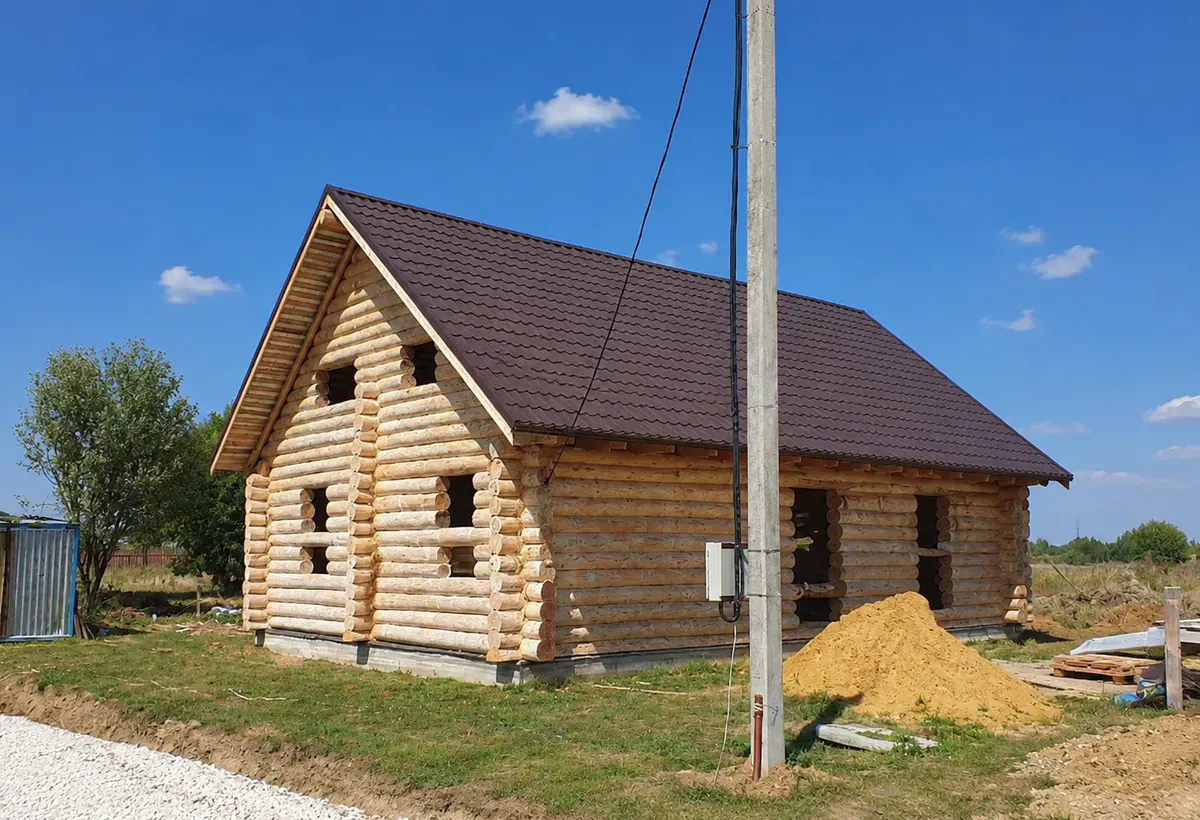 Кровля на доме из бревна